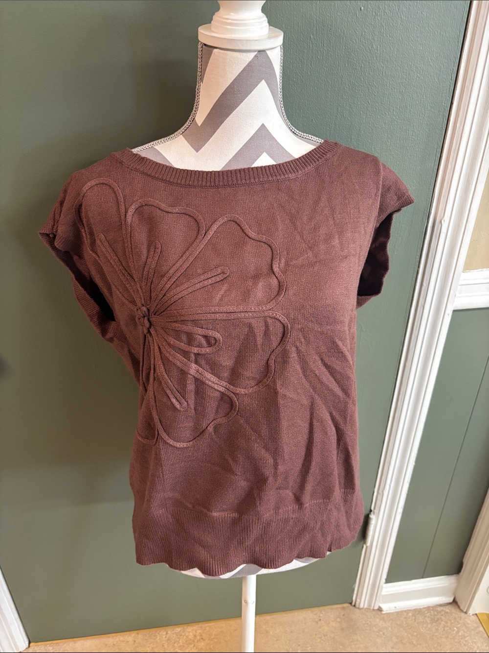 Women’s Brown Short-Sleeve Knit Top with Floral Applique